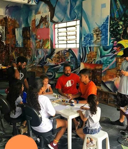 Crianças participam de atividade de criação em ambiente com murais