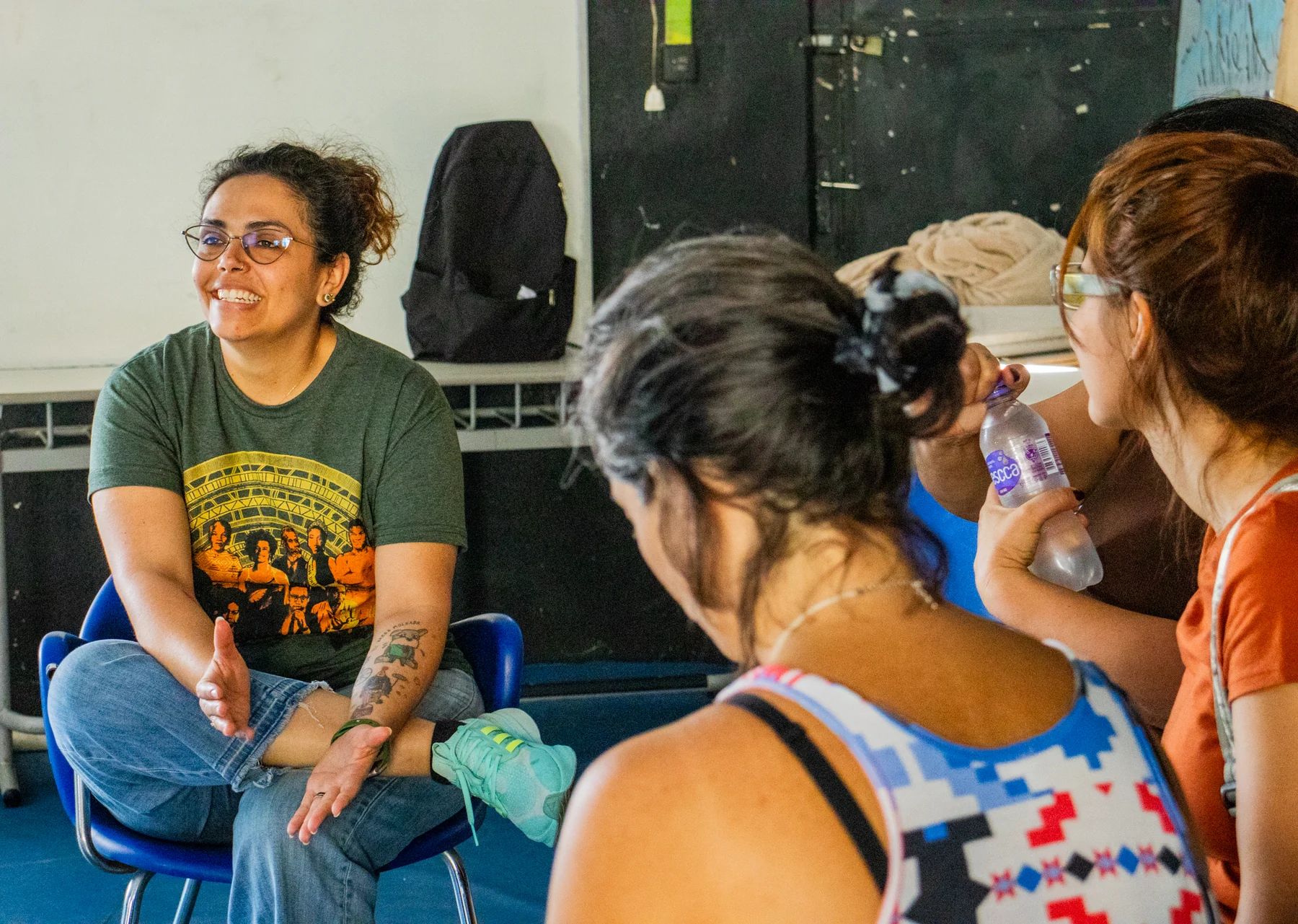 Mulher conversa com outras participantes em roda de encontro
