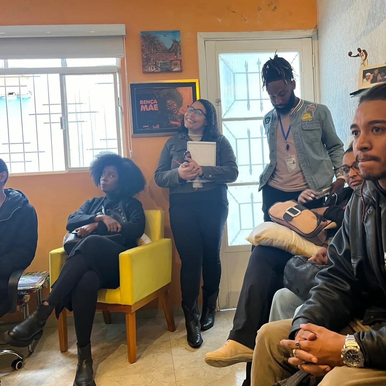 Participantes conversam em ambiente de encontro e escuta